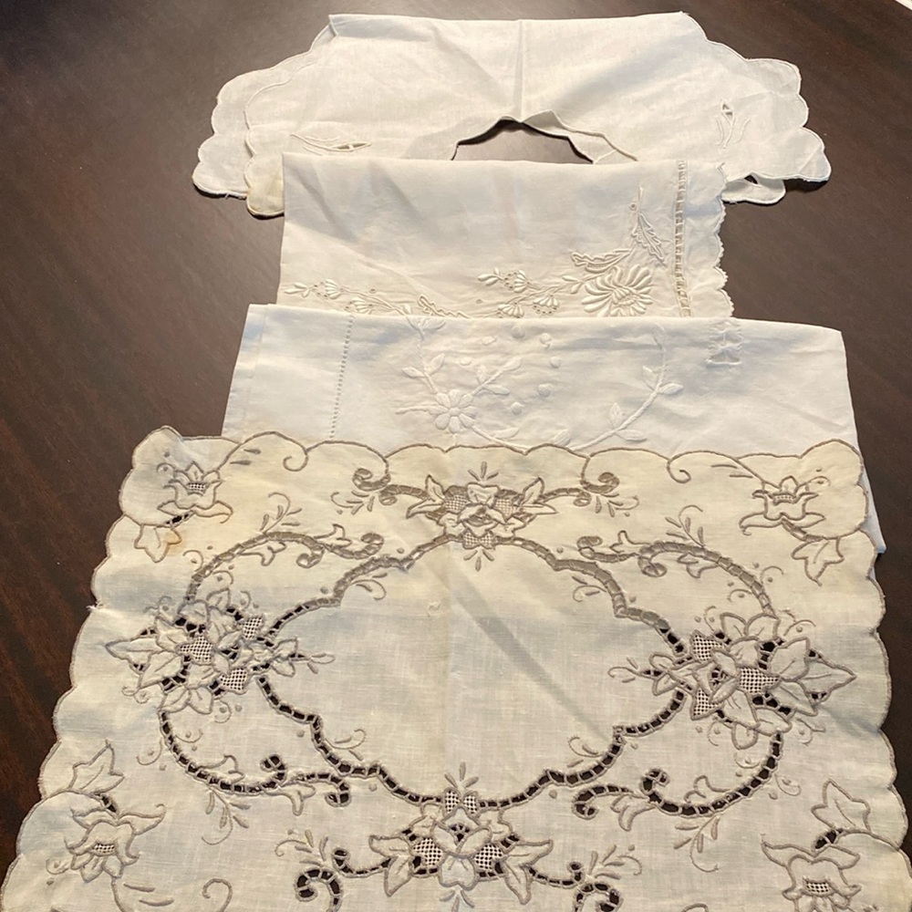 Asstorted vintage linens